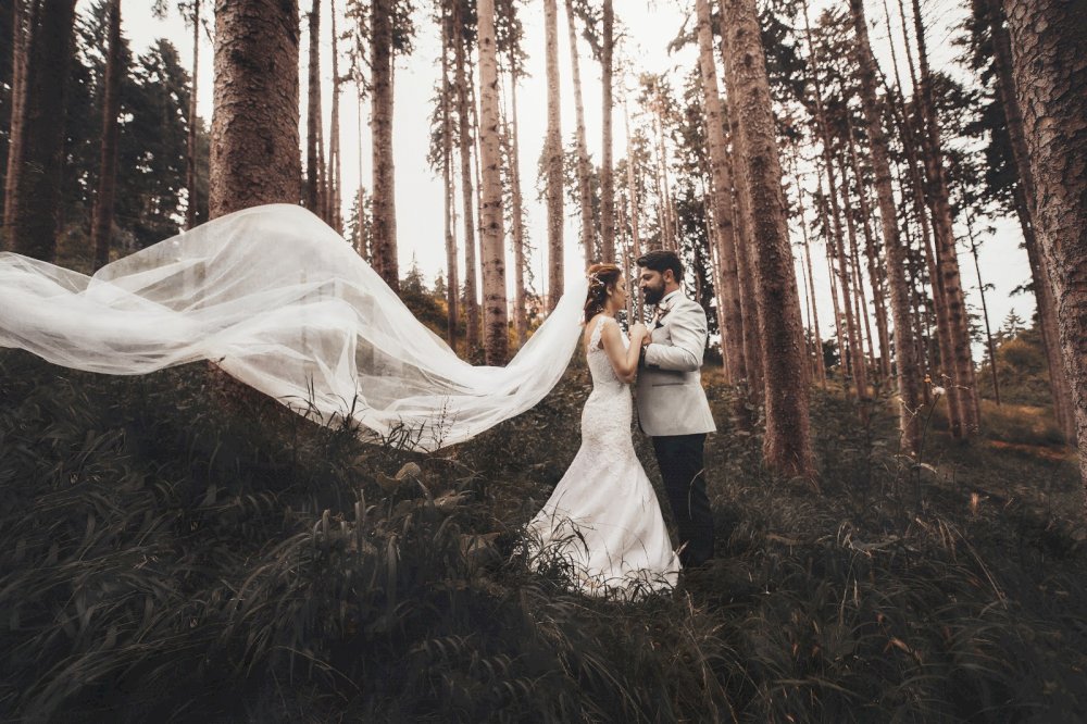 Çiftin doğada çekilmiş düğün fotoğrafı