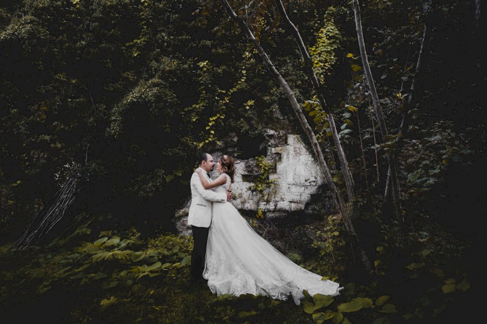 Çiftin doğada çekilmiş düğün fotoğrafı